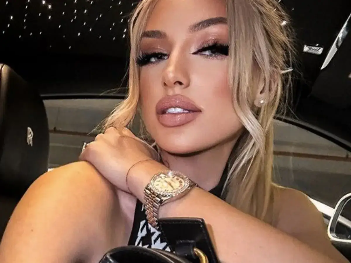 Złoty zegarek na nadgarstku influencerki. Czy to prawda o pochodzeniu majątku rodziny znanej it-girl?