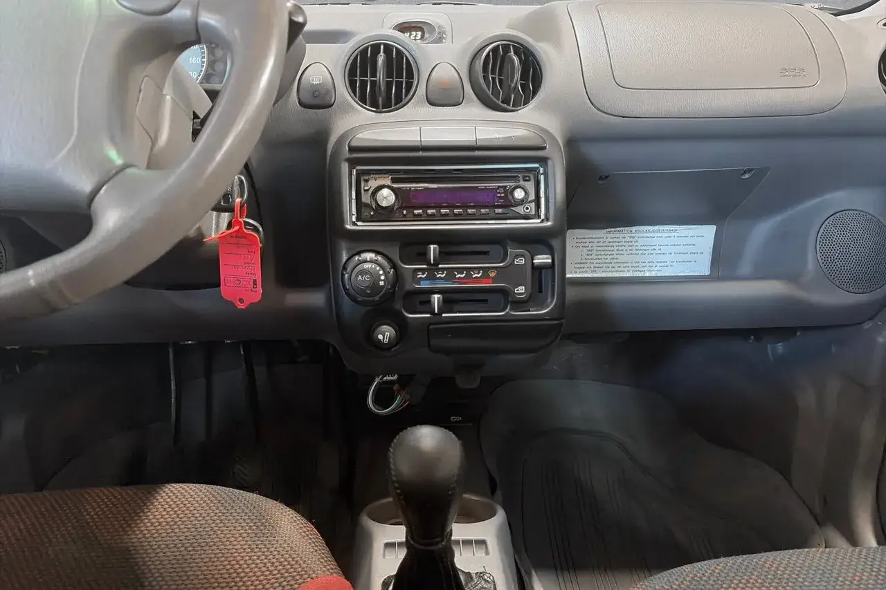 Interi&ouml;r i en Hyundai Atos med ratt, instrumentpanel, radio och v&auml;xelspak. En r&ouml;d nyckelbricka h&auml;nger vid ratten.