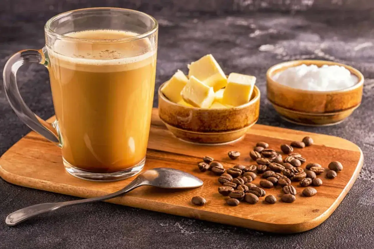 Bulletproof coffee mit Butter und Kokos&ouml;l, bereit f&uuml;r einen energiegeladenen Start in den Tag.