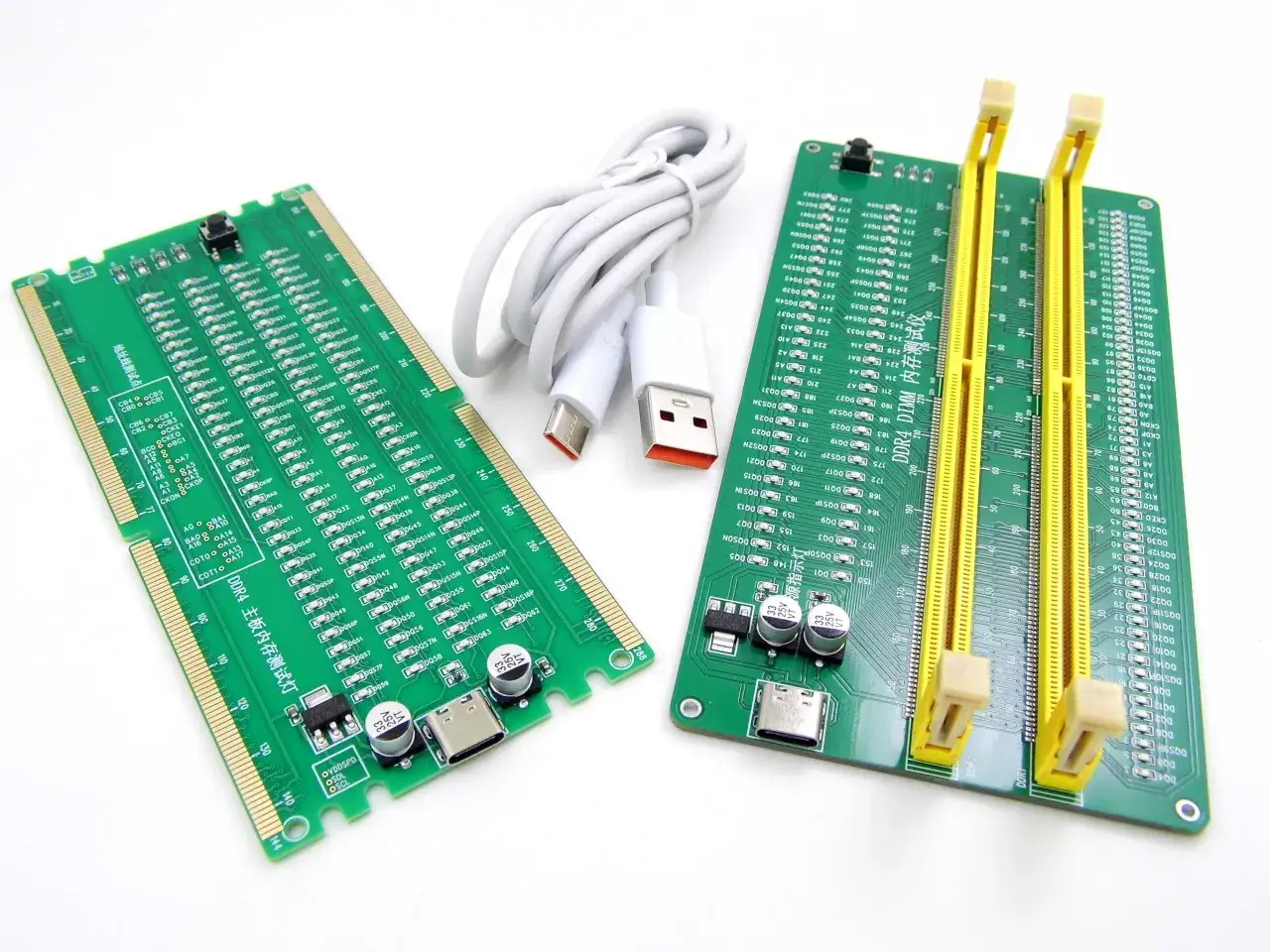 Kit pour tester mémoire RAM avec deux cartes vertes, un câble USB-C et des connecteurs jaunes pour les barrettes.