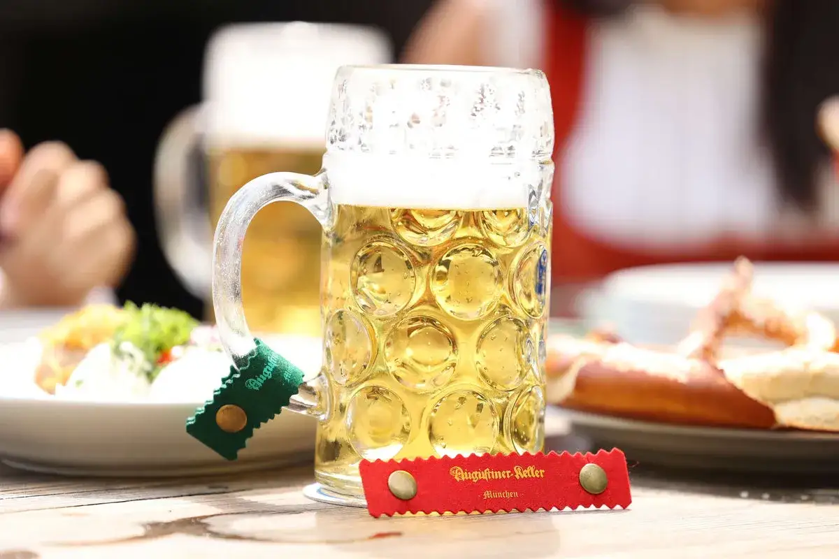 Ein kühles Augustiner Hell mit erfrischendem Schaum. Der Alkoholgehalt ist perfekt für einen gemütlichen Abend.