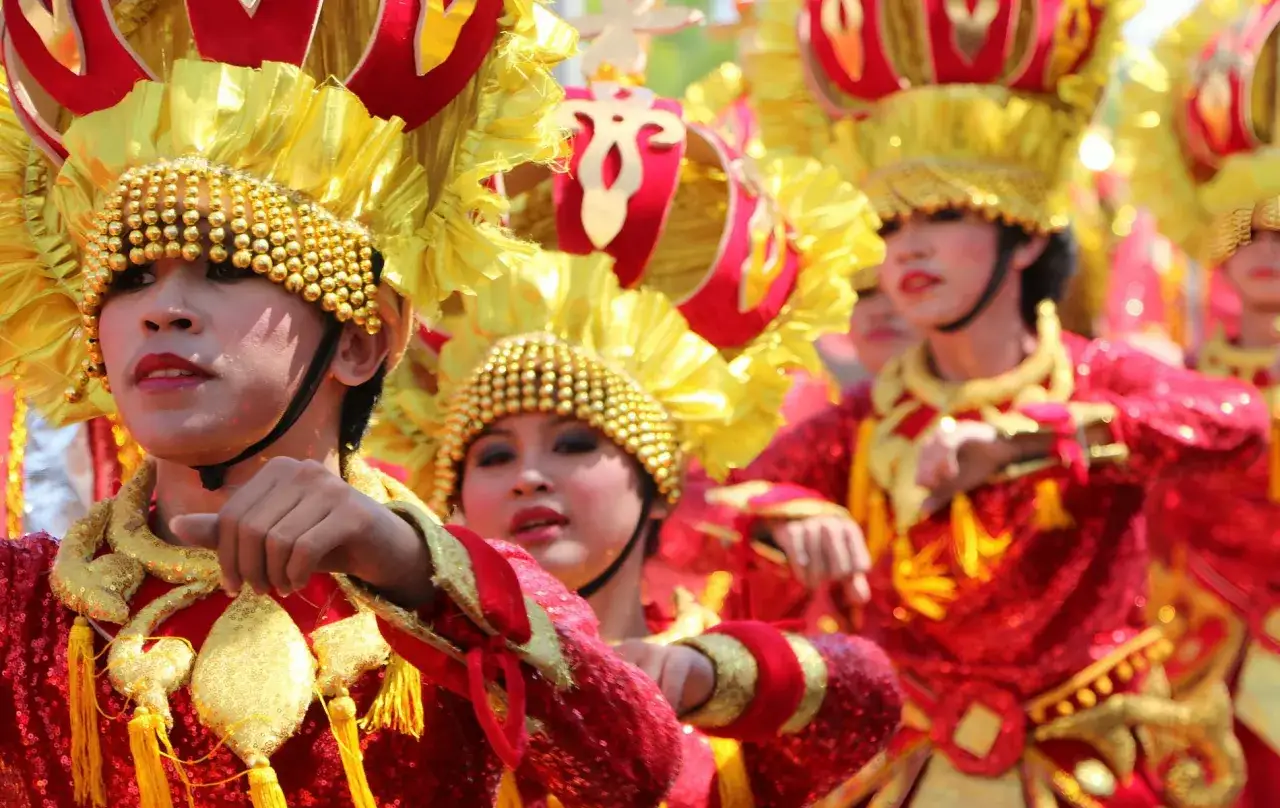 Kolorowe stroje i złote ozdoby na głowach uczestników parady na Filipinach. Ciekawostki kulturalne z tego kraju są fascynujące!