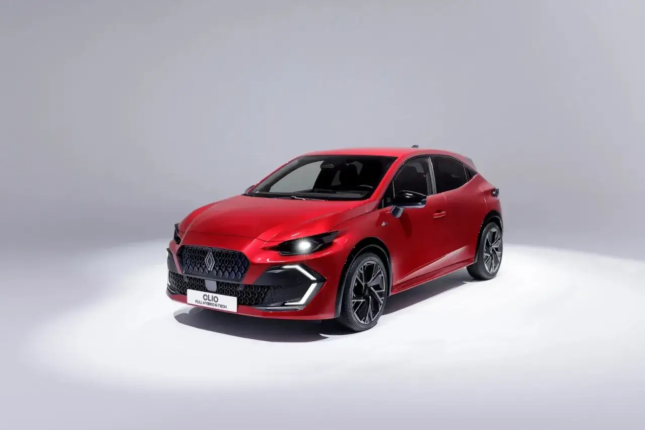 Nowy, czerwony Renault Clio 6 z hybrydowym napędem E-Tech prezentuje się dynamicznie na białym tle.