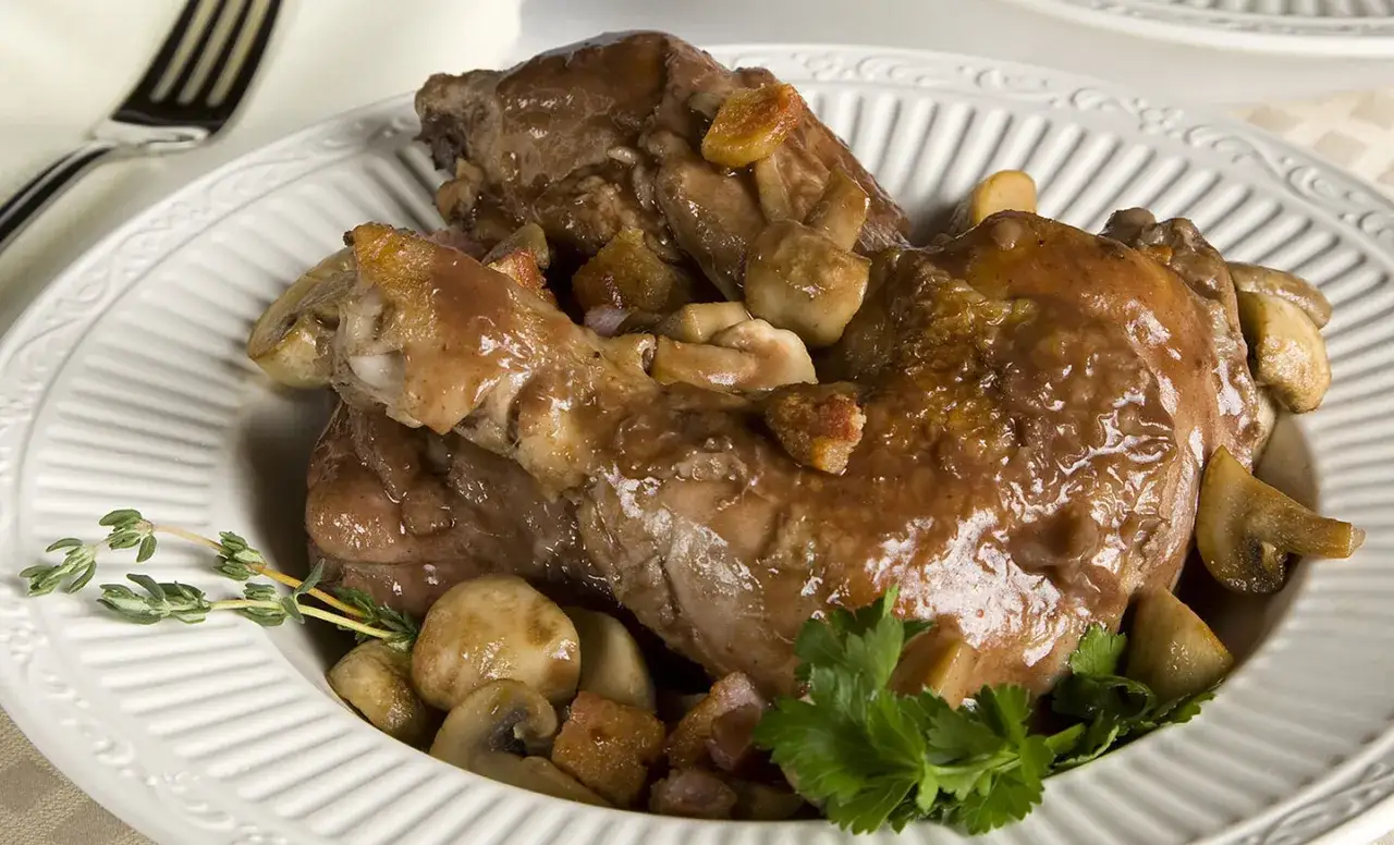 En mustig coq au vin med kyckling, champinjoner och örter. Perfekt med ett gott vin till.