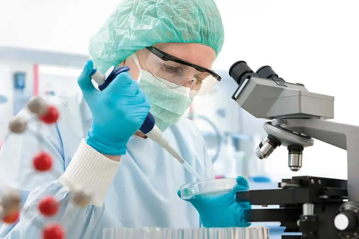 laboratorium badania lek&oacute;w, skomplikowana produkcja lek&oacute;w, kosztowne badania naukowe