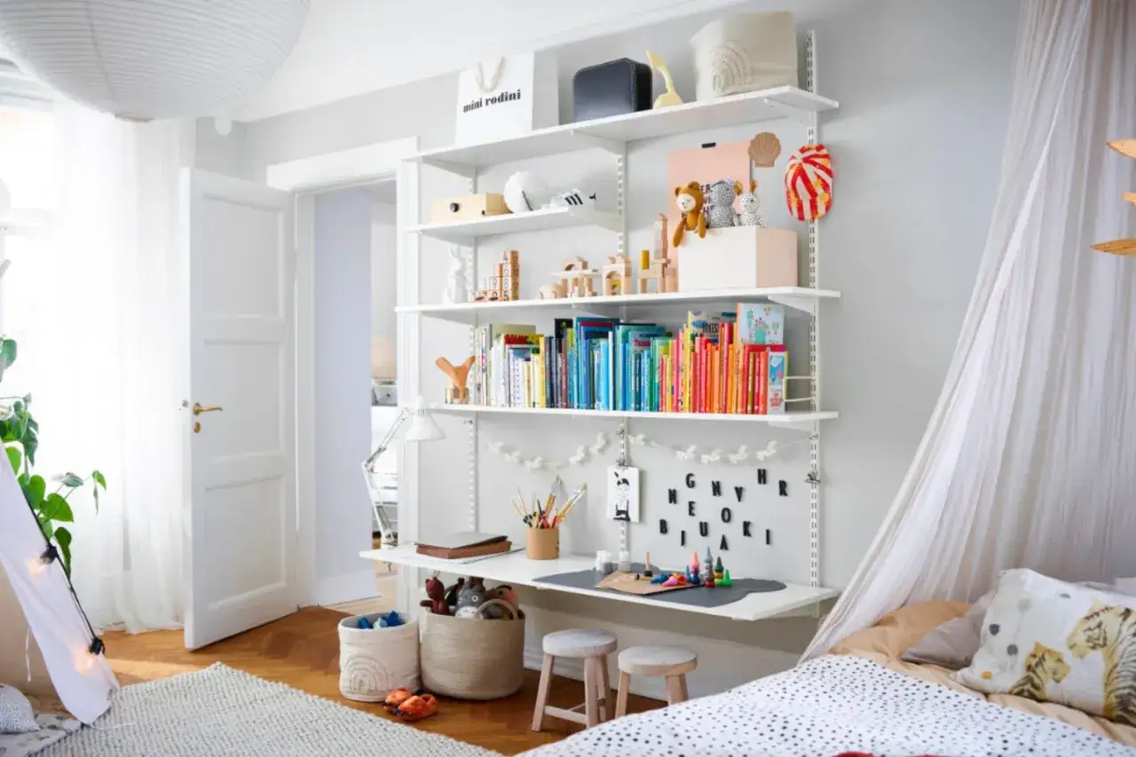 Ein gem&uuml;tliches kleines Kinderzimmer einrichten f&uuml;r ein Schulkind. B&uuml;cher, Spielzeug und eine Malstation laden zum Entdecken ein.