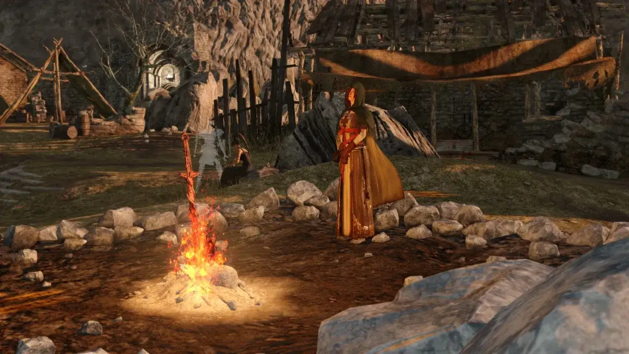 Płonące ognisko i miecz w mrocznym świecie. Postać w kapturze czeka, być może na wskazówki z **dark souls solucja**.