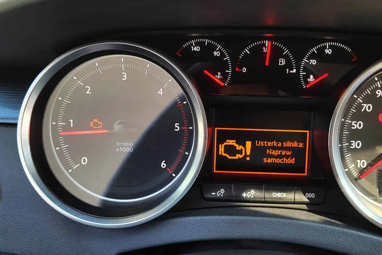 Kontrolka silnika świeci się, informując o usterce. Może to być kod błędu DTC P1340 Peugeot. Czas na wizytę u mechanika.