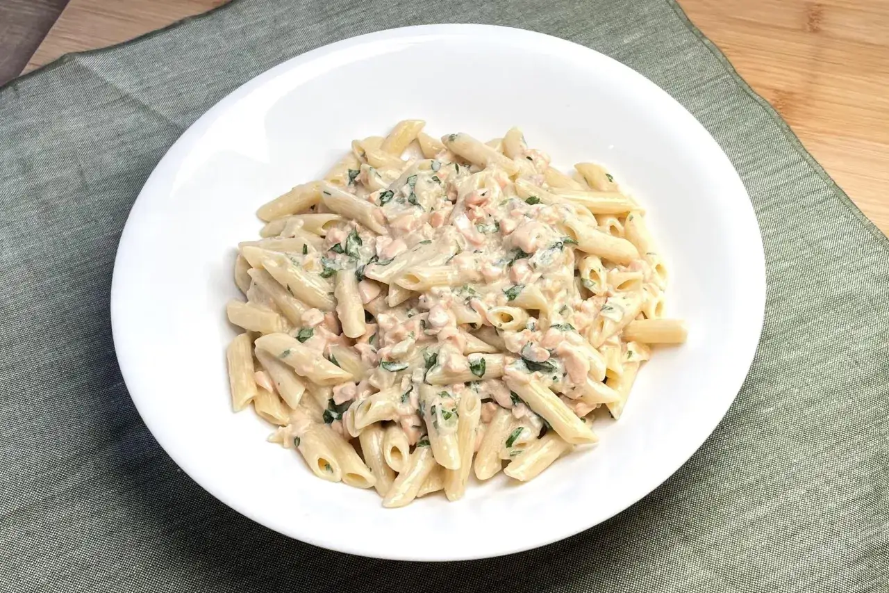 Penne cremose con salmone e prezzemolo, un piatto invitante di pasta panna e salmone.