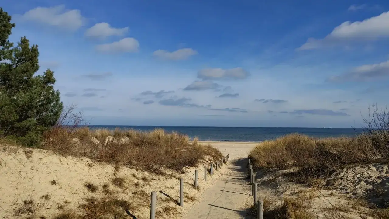 Ścieżka przez wydmy prowadzi na plażę. Po niemieckiej stronie Świnoujścia, gdzie czekają piękne widoki i spokój.