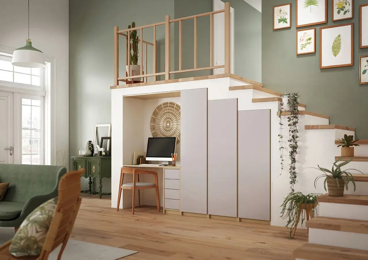 Bureau intégré sous un escalier, avec plantes grimpantes et décorations murales. Une belle idee deco cage escalier.