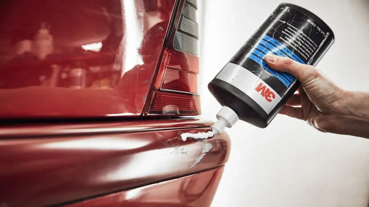 Hand poliert roten Kotfl&uuml;gel mit 3M Politur. Die Kosten f&uuml;r die Motorhaube polieren sind oft geringer als erwartet.