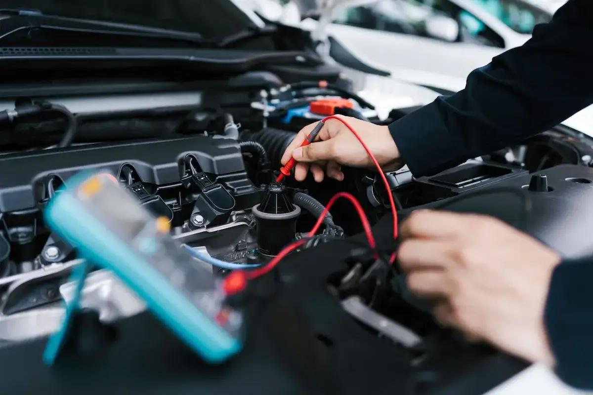 elektryk samochodowy naprawiający samochód elektryczny