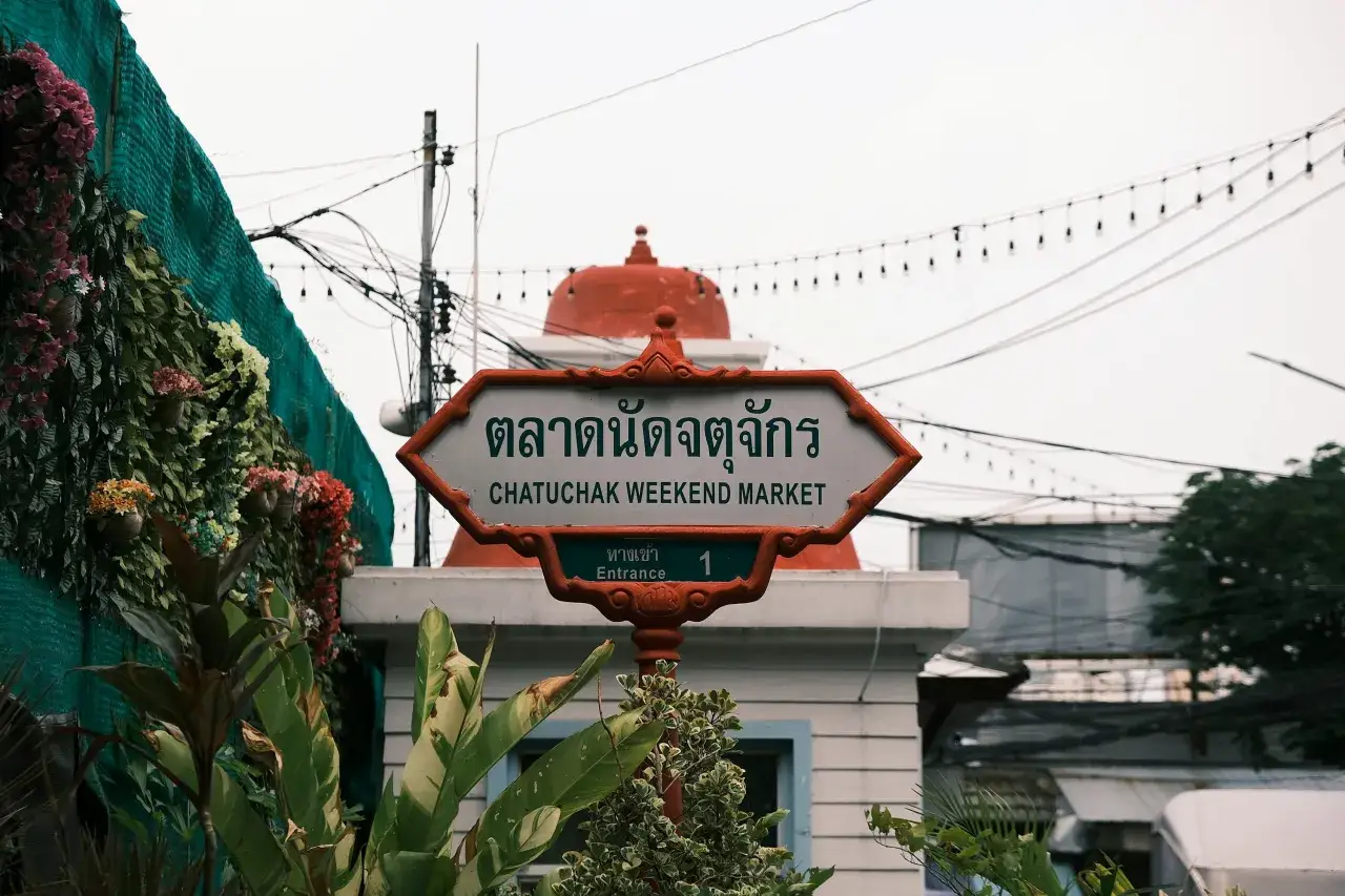 Skylt f&ouml;r Chatuchak Weekend Market. H&auml;r pratar man thail&auml;ndska, vilket spr&aring;k pratar man i Thailand?