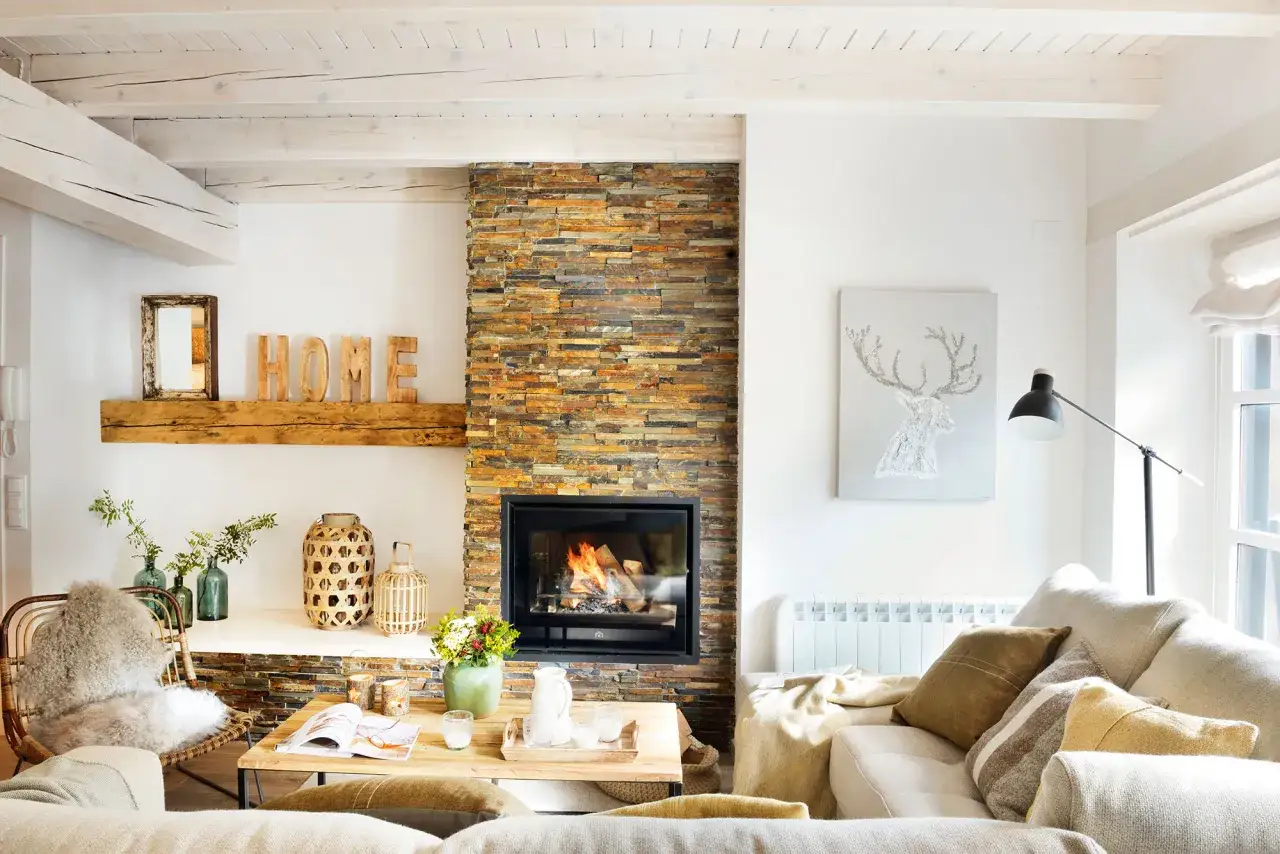 Acogedor salón con chimenea de piedra, vigas de madera y decoración que evoca un estilo nórdico casa.