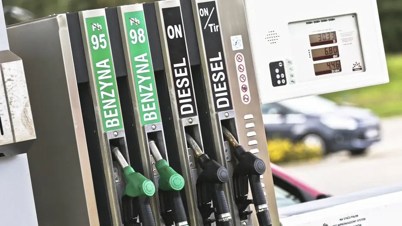 Dwa dystrybutory paliwa: jeden z zielonymi końcówkami do benzyny, drugi z czarnymi do DIESEL. Czy on to diesel?