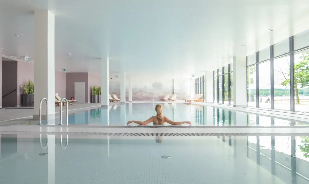 Relaks w basenie hotelowym. Wiele osób szuka pozytywnych notera hotel spa opinie, by wybrać idealne miejsce na wypoczynek.
