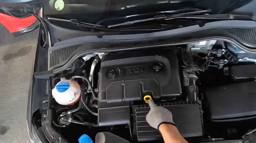 vérifier niveau liquide de refroidissement voiture capot ouvert