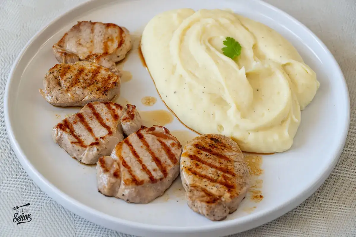 Solomillo de cerdo a baja temperatura, jugoso y tierno, acompañado de un cremoso puré de patatas.