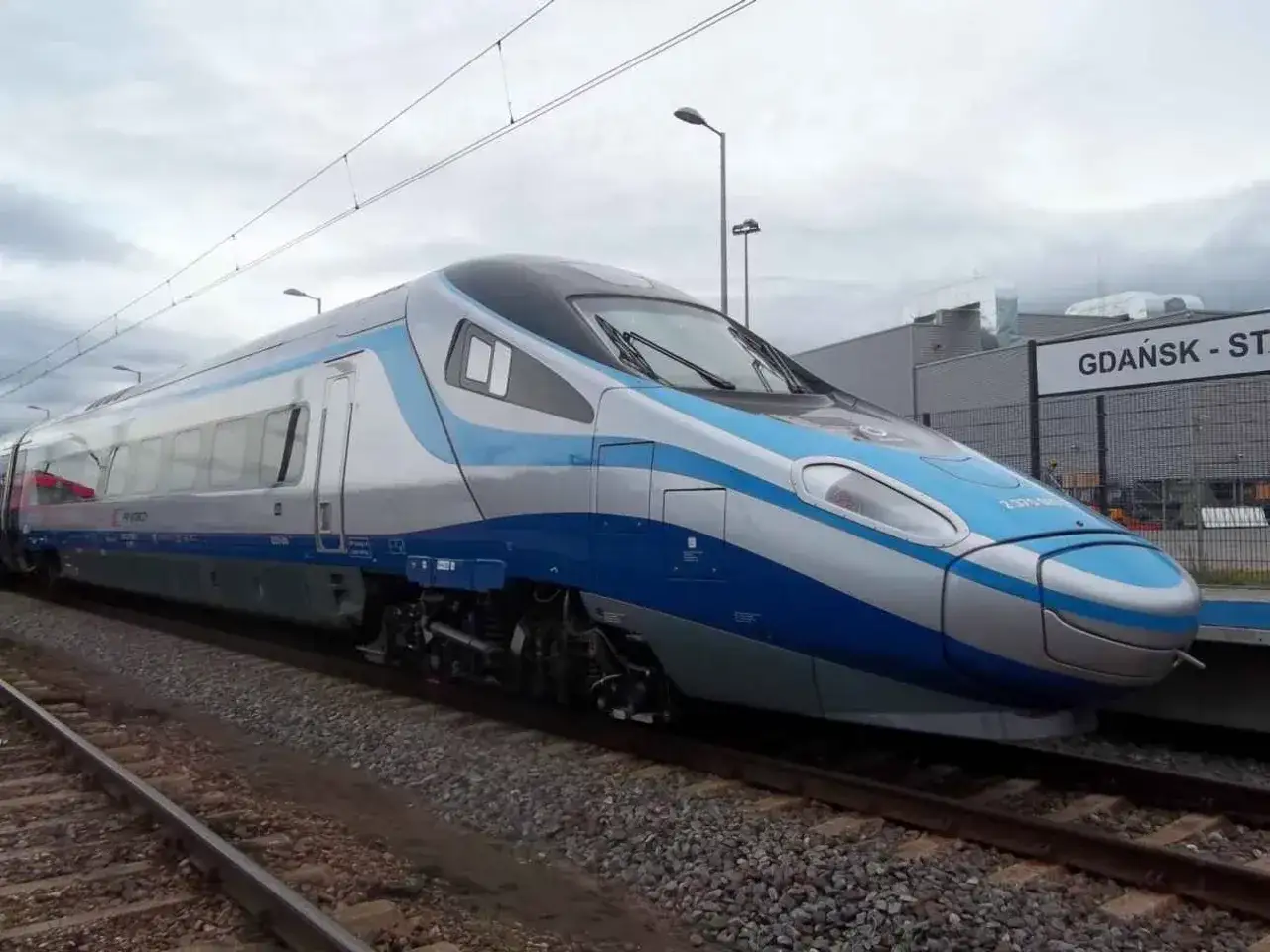Pendolino ED250 na stacji Gdańsk. Jakie oznaczenie ma pendolino? To nowoczesny pociąg PKP Intercity.