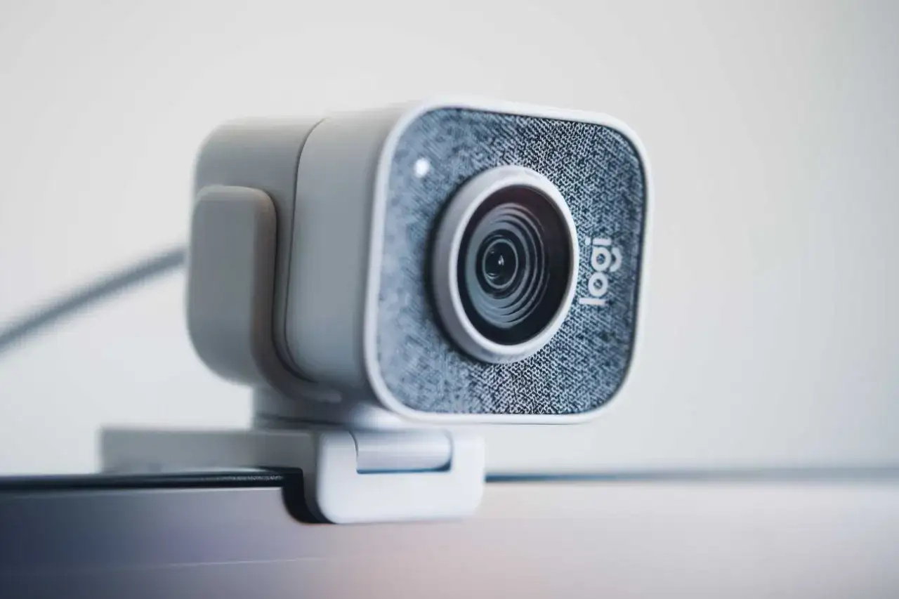 Nowoczesna kamerka do streamowania Logitech z materiałowym wykończeniem, gotowa do uchwycenia każdej chwili.