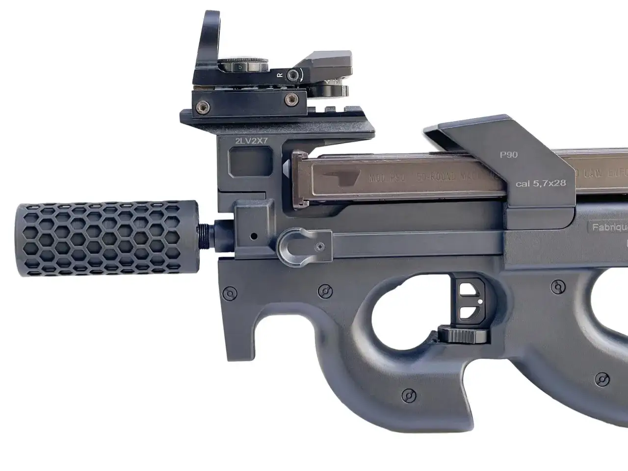 Pistola airsoft P90 con silenciador y mira hologr&aacute;fica. Dise&ntilde;o futurista para coleccionistas y aficionados.