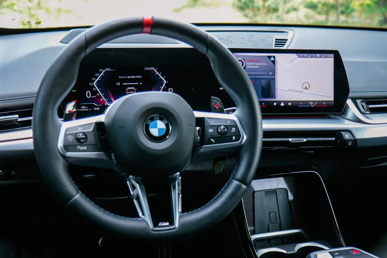 Wnętrze BMW X1 2024 z cyfrowym kokpitem, nawigacją i kierownicą M.