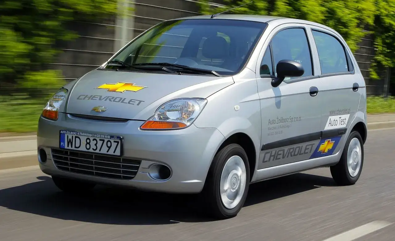 Srebrny Chevrolet Spark z napisem 