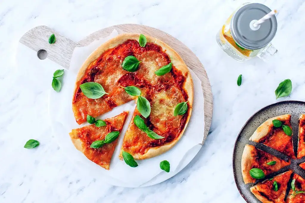 klasyczna pizza margherita sos pomidorowy