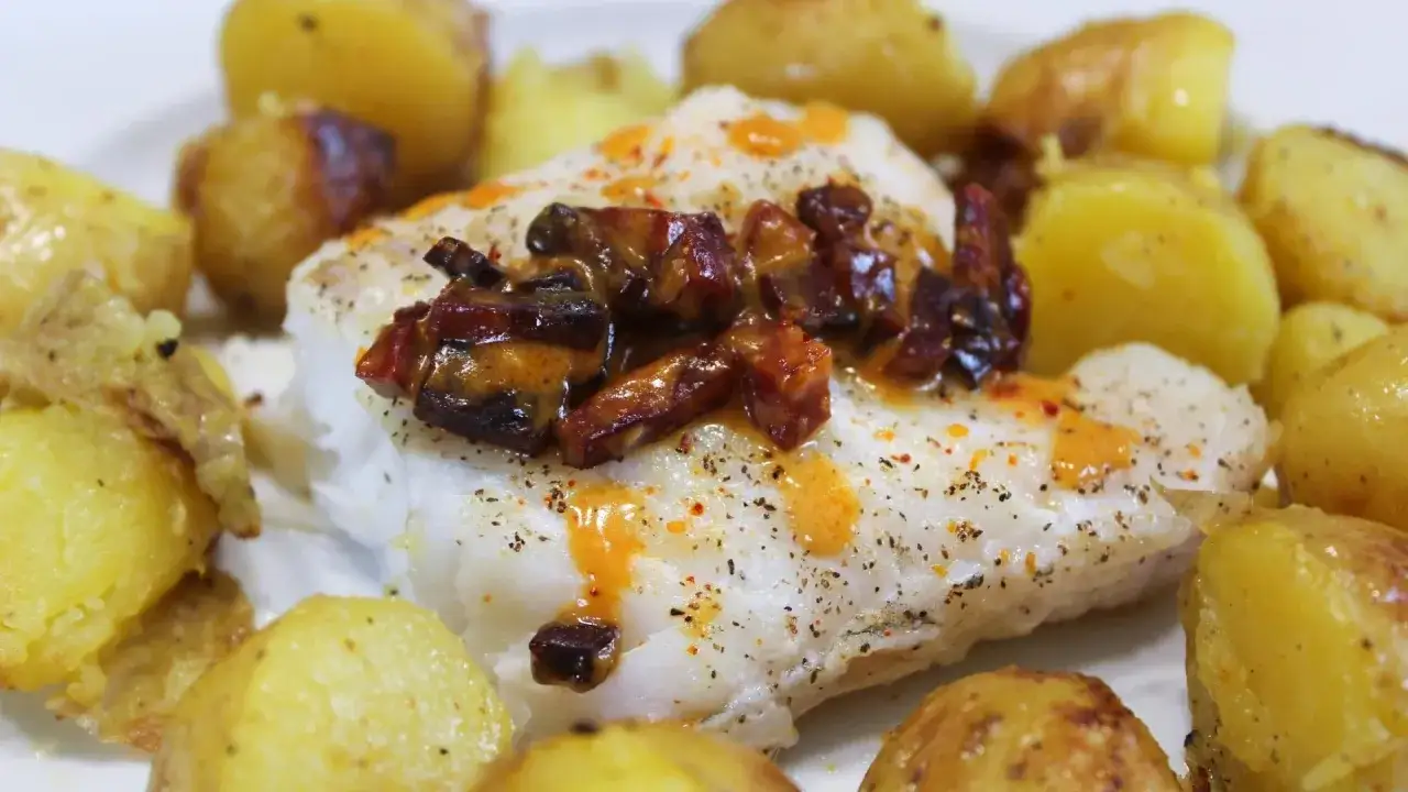 Dos de cabillaud au chorizo, un plat savoureux du carnet de Julie, servi avec des pommes de terre rôties.