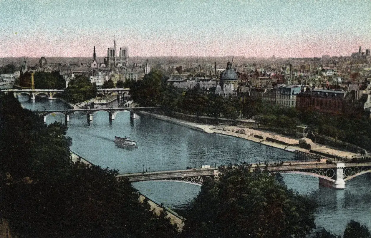Widok na Sekwanę i Paryż z katedrą Notre Dame w tle. Ciekawe fakty o tej budowli można odkrywać, podziwiając panoramę miasta.