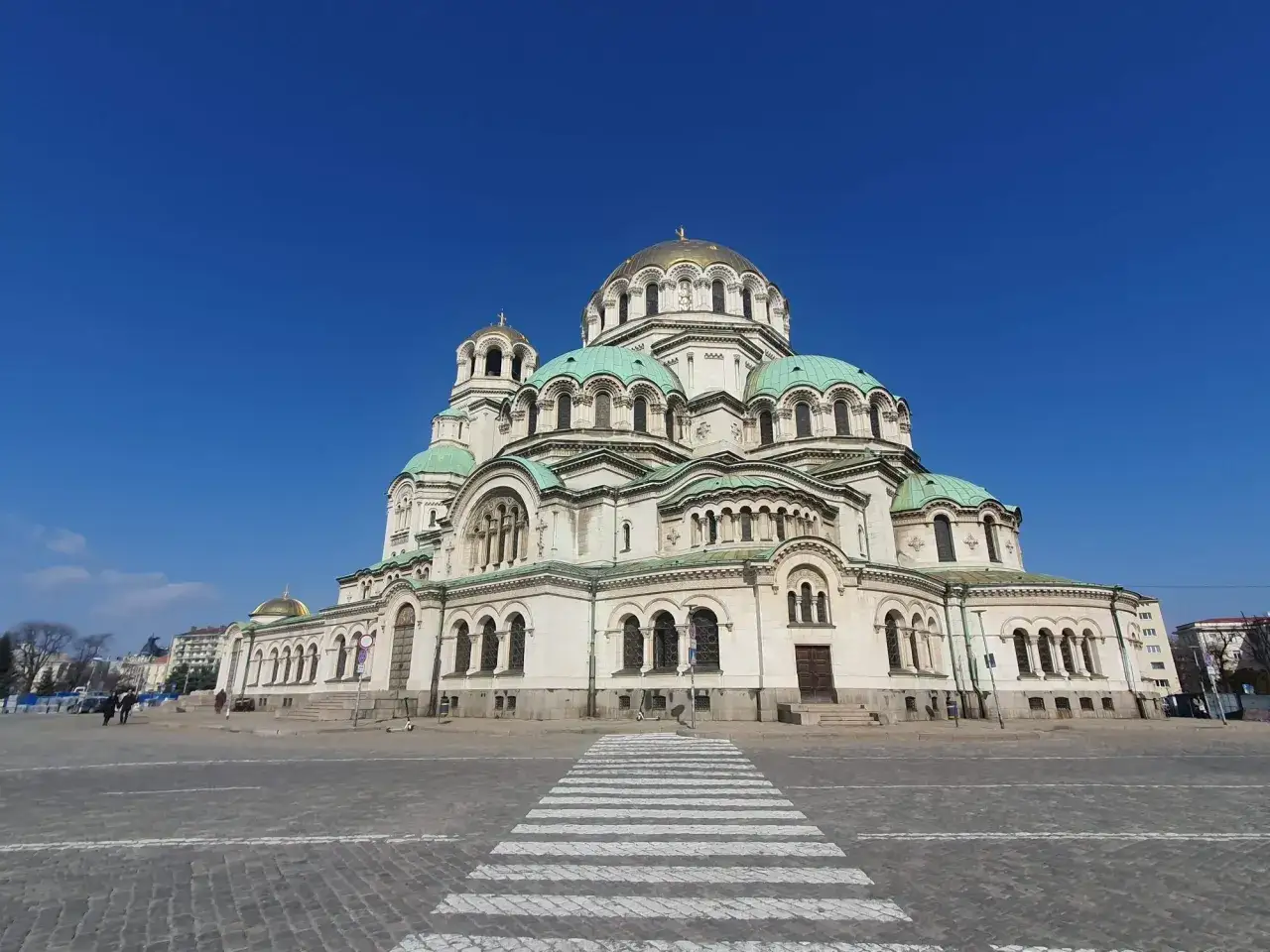 Katedra Aleksandra Newskiego, symbol Sofia miasto, dumnie wznosi się pod błękitnym niebem.
