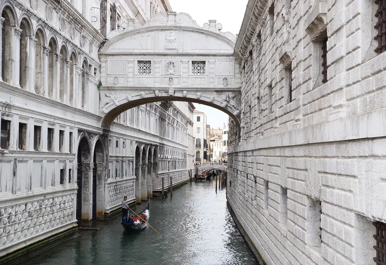 Ponte dei Sospiri a Venezia, un tempo collegava il Palazzo Ducale al **venice prison**. Una gondola scivola sul canale.