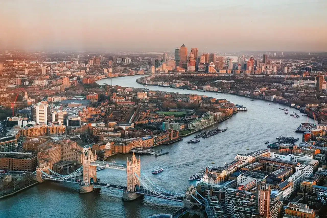 Widok na Tamizę z Tower Bridge i nowoczesnymi wieżowcami w tle. Londyn atrakcje w pełnej krasie.
