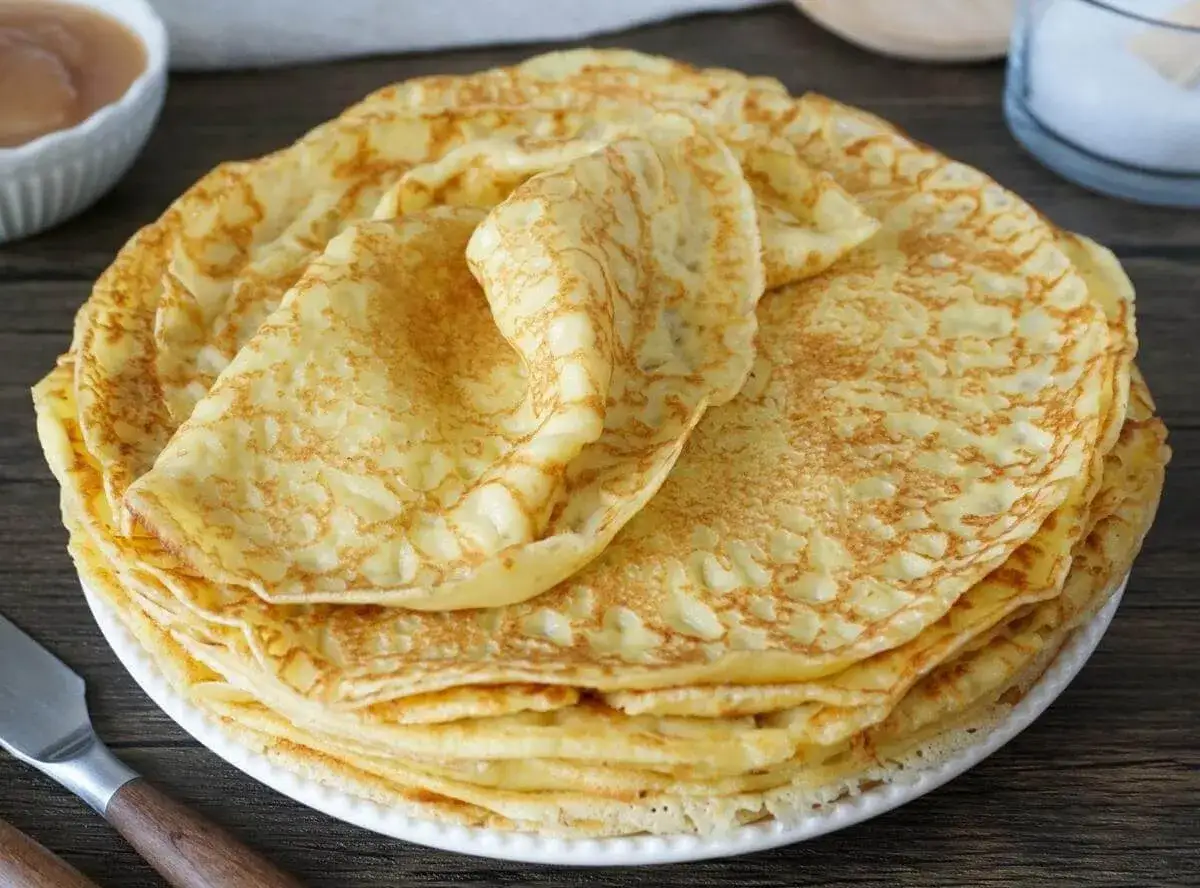Ein Stapel goldbrauner Pfannkuchen auf einem Teller. Perfekt zum Einfrieren f&uuml;r sp&auml;ter!