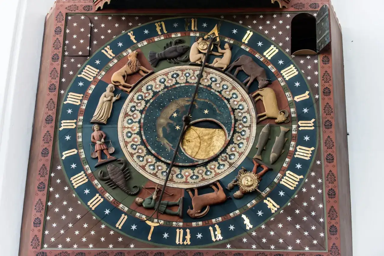 Zegar astronomiczny w Bazylice Mariackiej w Gdańsku: ciekawostki o zodiaku i fazach księżyca.
