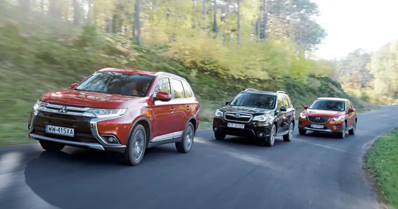 Czerwony Mitsubishi Outlander na czele kolumny SUV-&oacute;w, por&oacute;wnanie spalania w trasie.
