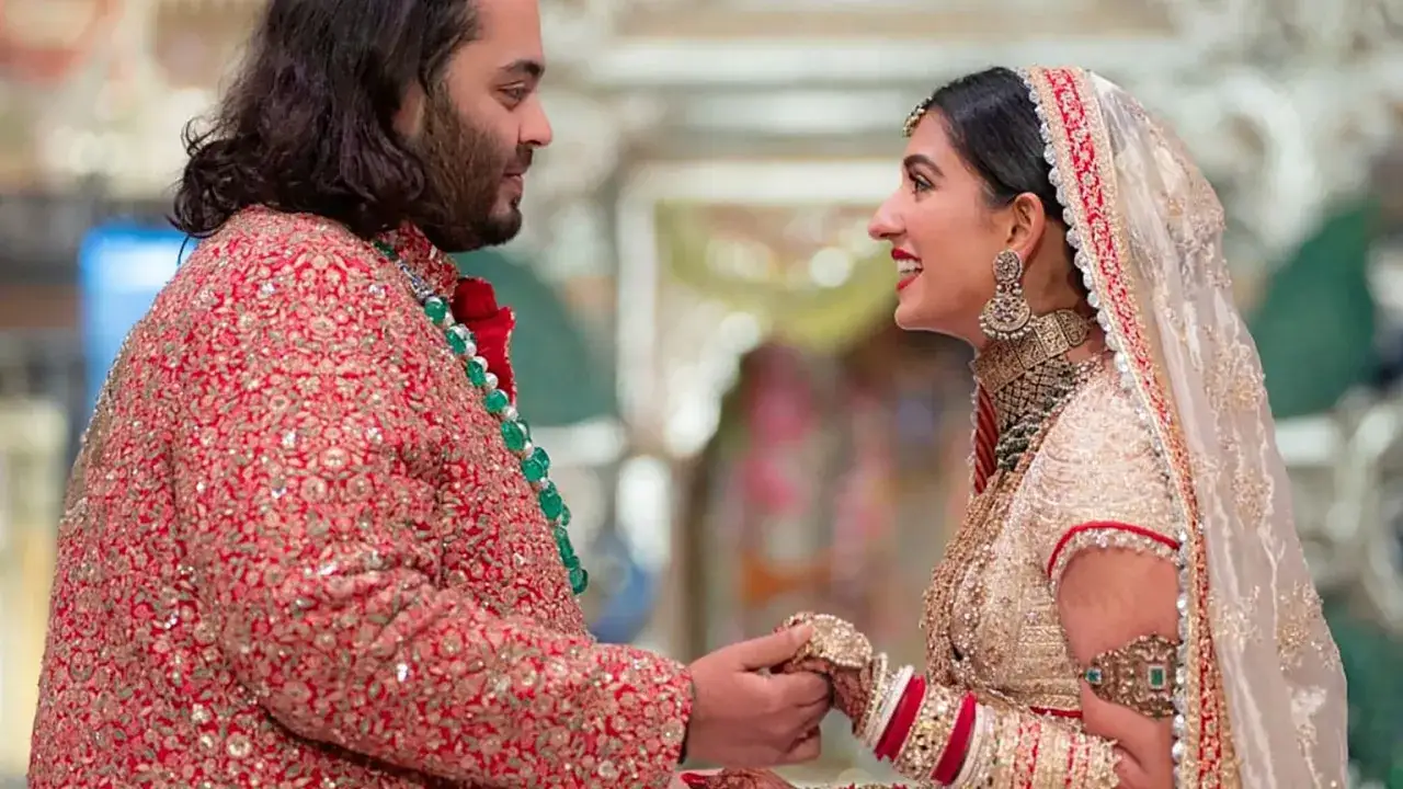 Anant Ambani e sua sposa, Radhika Merchant, si guardano con affetto durante la loro sontuosa cerimonia nuziale.