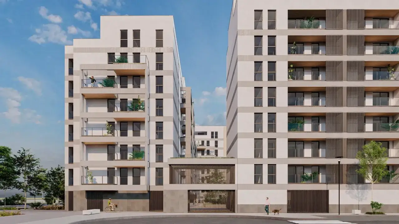 Edificios modernos con balcones y celosías. Un hombre pasea con su perro, y una ciclista pedalea. Vppl que es, un nuevo hogar.