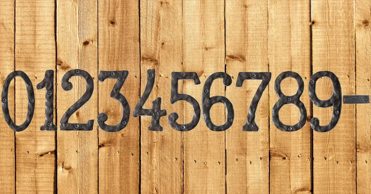 Chiffres en relief, de 0 à 9, fixés sur un fond de bois. Ces lettres en relief donnent un aspect rustique.