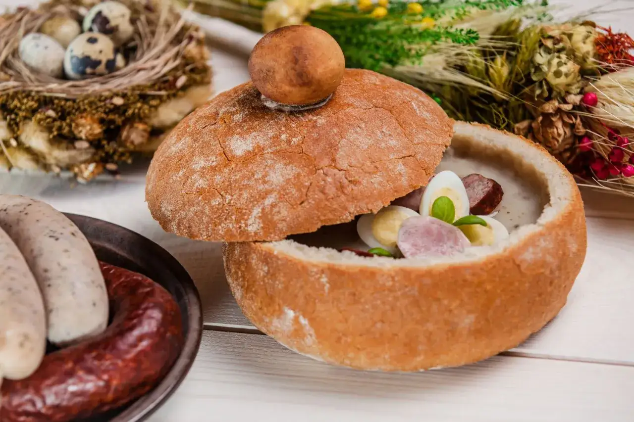 Żurek w chlebie z kiełbasą i jajkiem. Idealny pomysł na obiad, który zachwyci każdego.