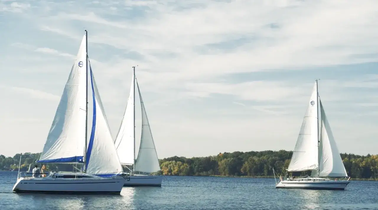 Segelboote auf dem Wasser, ein idyllischer Tag f&uuml;r Wassersport in Berlin.
