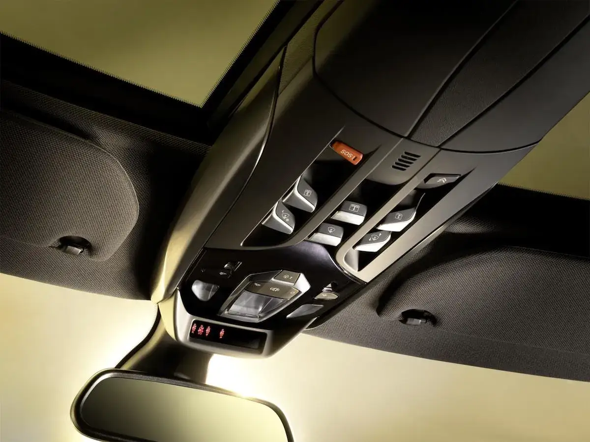 Wnętrze Citroen DS5: panel sterowania podsufitką, lusterko wsteczne i przycisk SOS. Wiele osób chwali ten model w swoich **citroen ds5 opinie**.