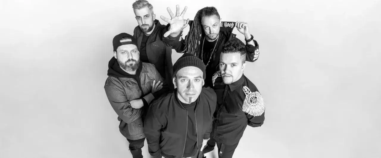 Afromental Radio: zespół w czerni i bieli, gotowy do zagrania kolejnego hitu.