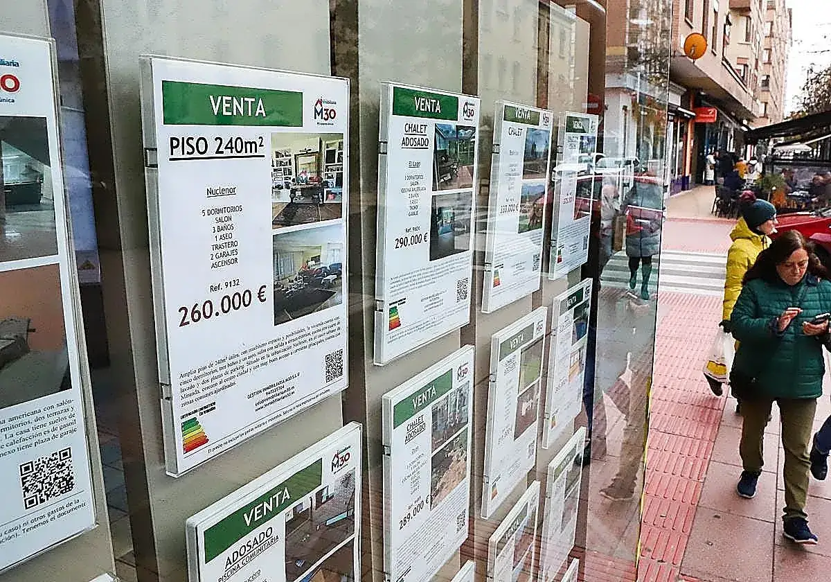 Anuncios de venta de pisos y chalets en escaparate. Se puede pujar por debajo del valor de subasta de este piso de 240m&sup2; por 260.000&euro;.