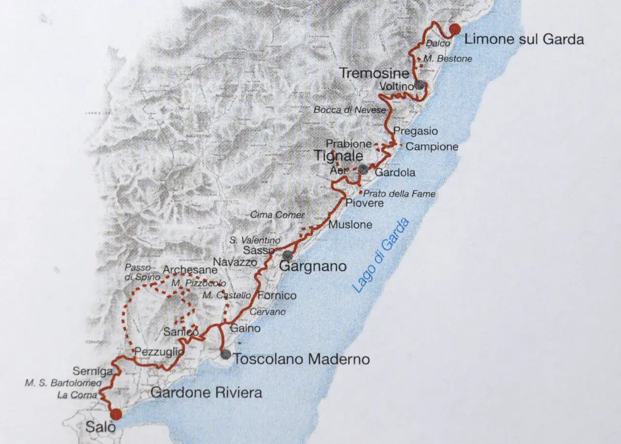 Mappa del Lago di Garda con itinerari che includono Gargnano, Tremosine e Limone. Perfetta per pianificare passeggiate panoramiche.