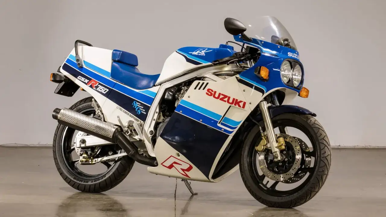 Suzuki GSX-R 750, una ic&oacute;nica moto de los 80, con su distintivo dise&ntilde;o azul y blanco, lista para la acci&oacute;n.