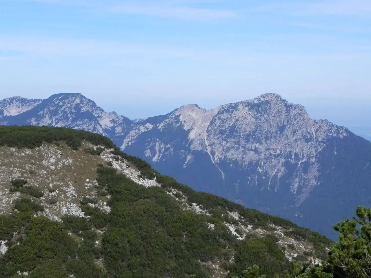 Blick vom Predigtstuhl auf schroffe Berge. Eine Wanderung hierher lohnt sich f&uuml;r diese Aussicht.