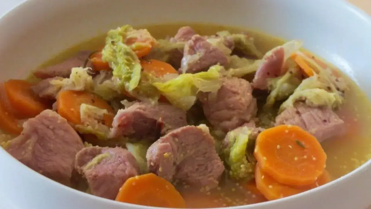 Un réconfortant sauté de porc à l'ancienne, mijoté avec tendresse avec des carottes et du chou.
