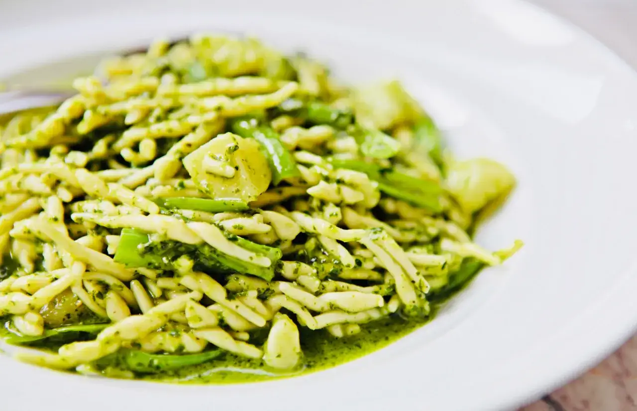 Trofie al pesto, ein Klassiker der ligurischen Küche. Dieses Gericht ist ein Beweis dafür, dass einfache trofie rezepte oft die köstlichsten sind.